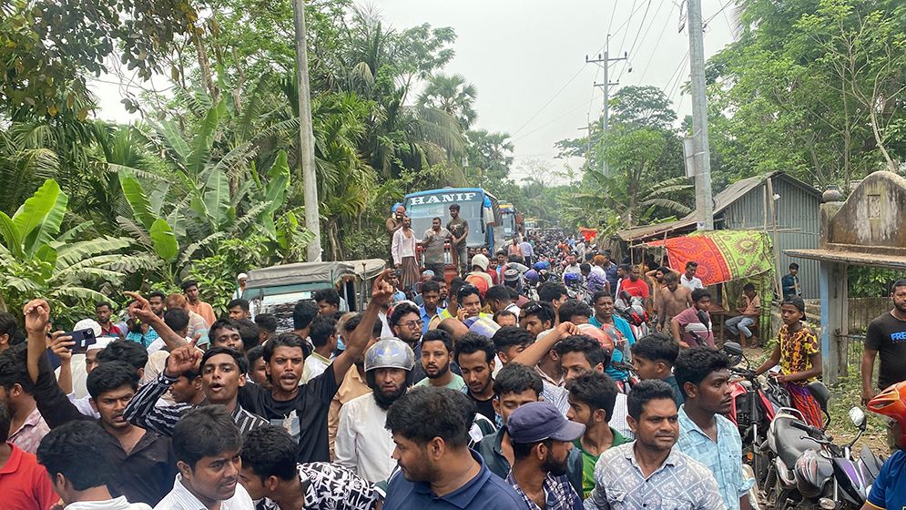 জ্বালানি সংকটে সড়ক অবরোধ, ভোগান্তিতে যাত্রী