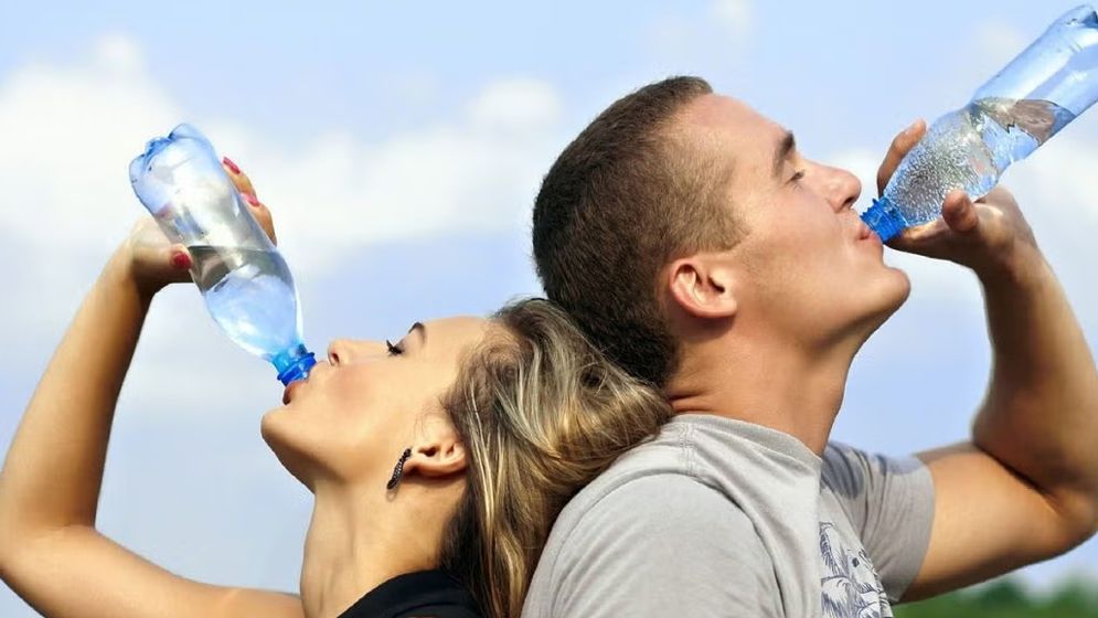 বেশি পানি খেলেই কি ত্বক উজ্জ্বল হয়? আসল সত্য কী