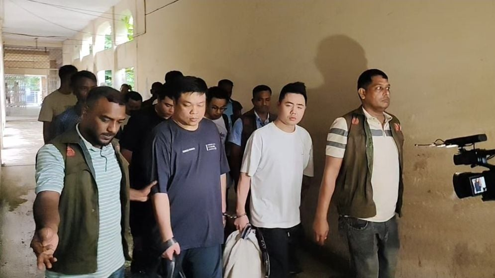 কক্সবাজারের দুই হাজার আইফোন-ল্যাপটপসহ ছয় চীনা নাগরিক গ্রেফতার